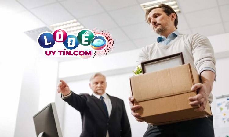 Mơ thấy mình bị đuổi việc dự báo điềm gì? Đánh con gì?