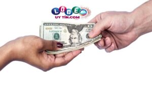 Mơ có người cho tiền là điềm gì, đánh con gì?